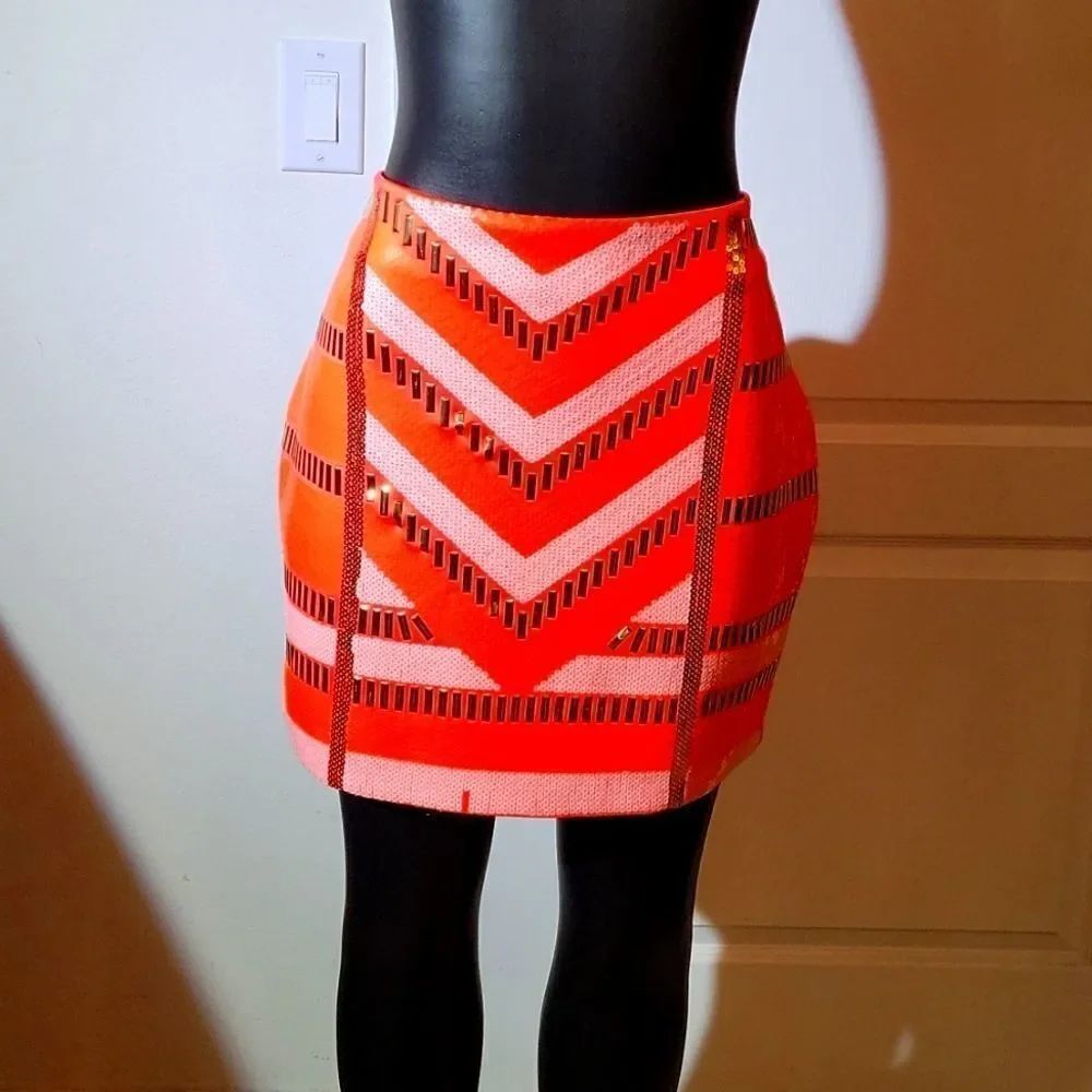 BRAND NEW BEBE MINI SEQUENCE GOLD DESIGN DETAILS PATTERN SHORT SKIRT G2